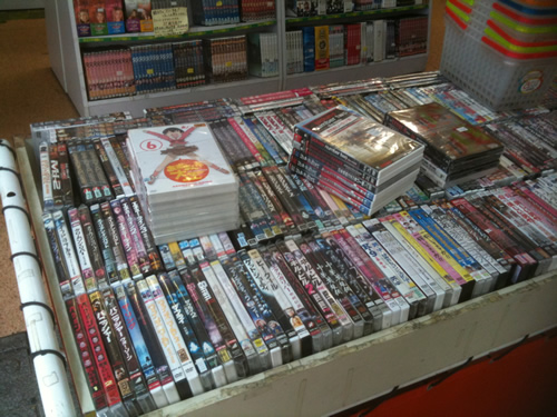 秋葉原駅前ワゴンセールのCD、DVDショップ-3