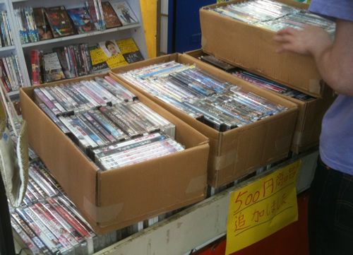 秋葉原駅前ワゴンセールのCD、DVDショップ-2